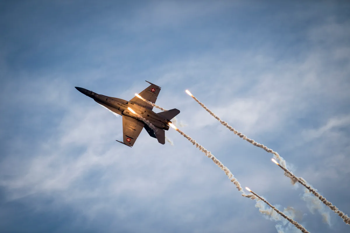 Das F/A-18-Swiss-Hornet-Solo-Display-Team präsentierte seine Kampfflugzeuge. Ein Kampfjet macht Kunststücke am Himmel.